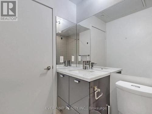 2405 - 290 Adelaide Street W, Toronto, ON - Indoor Photo Showing Bathroom