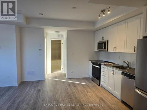 28 - 26 Lytham Green Circle, Newmarket, ON - Indoor Photo Showing Kitchen