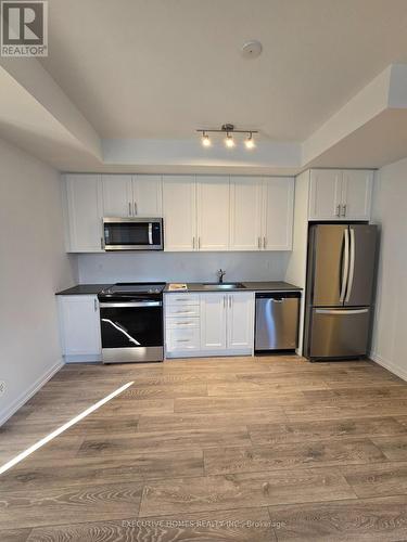 28 - 26 Lytham Green Circle, Newmarket, ON - Indoor Photo Showing Kitchen