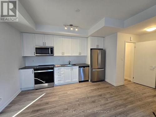 28 - 26 Lytham Green Circle, Newmarket, ON - Indoor Photo Showing Kitchen