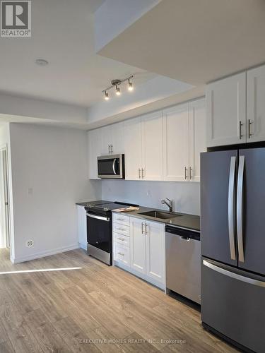 28 - 26 Lytham Green Circle, Newmarket, ON - Indoor Photo Showing Kitchen