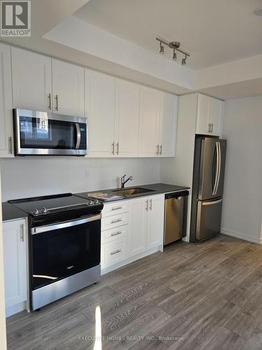 28 - 26 Lytham Green Circle, Newmarket, ON - Indoor Photo Showing Kitchen