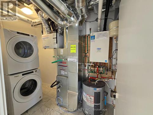 28 - 26 Lytham Green Circle, Newmarket, ON - Indoor Photo Showing Laundry Room