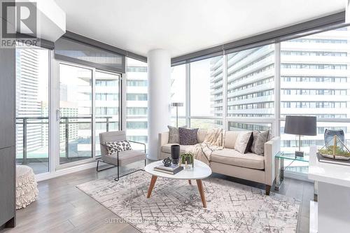 4609 - 45 Charles Street E, Toronto, ON - Indoor Photo Showing Living Room