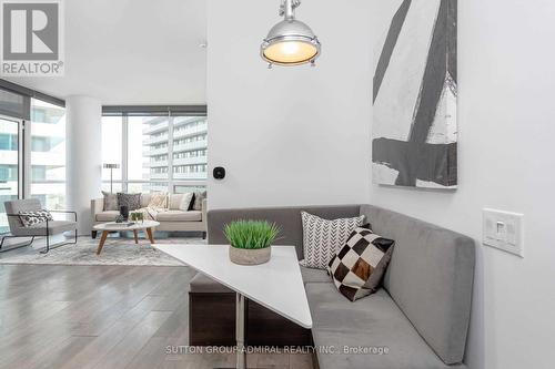 4609 - 45 Charles Street E, Toronto, ON - Indoor Photo Showing Living Room