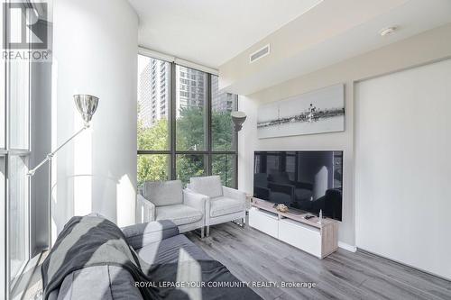 306 - 101 Charles Street E, Toronto, ON - Indoor Photo Showing Living Room