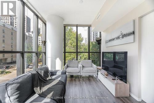 306 - 101 Charles Street E, Toronto, ON - Indoor Photo Showing Living Room