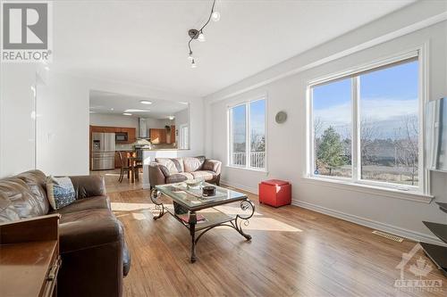 143 Baroness Drive, Ottawa, ON - Indoor Photo Showing Living Room