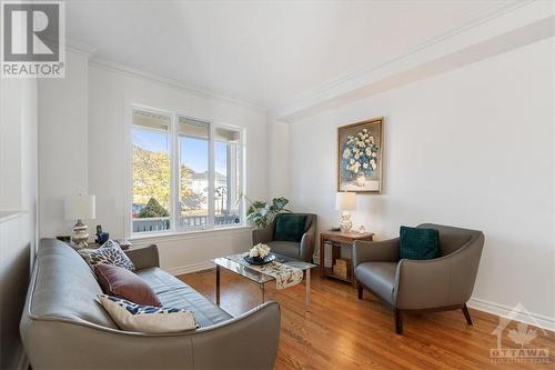 143 Baroness Drive, Ottawa, ON - Indoor Photo Showing Living Room