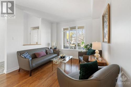 143 Baroness Drive, Ottawa, ON - Indoor Photo Showing Living Room