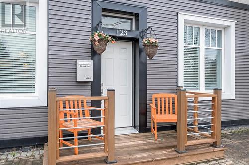 Welcoming front entrance - 123 Beckwith Street N, Smiths Falls, ON - Outdoor