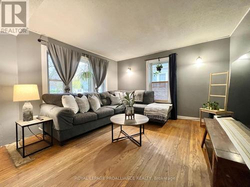 133 Byron Street, Quinte West, ON - Indoor Photo Showing Living Room