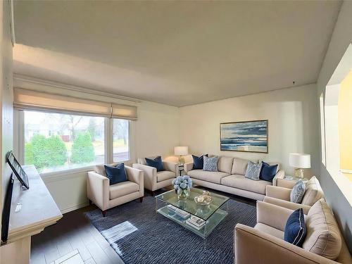 205 Paddington Road, Winnipeg, MB - Indoor Photo Showing Living Room