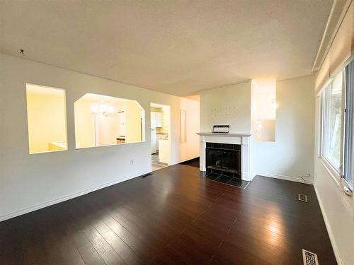 205 Paddington Road, Winnipeg, MB - Indoor Photo Showing Living Room With Fireplace