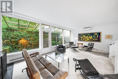 2 Garden Circle, Toronto, ON - Indoor Photo Showing Living Room