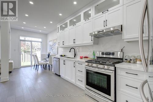 62 Laramie Crescent, Vaughan, ON - Indoor Photo Showing Kitchen With Upgraded Kitchen