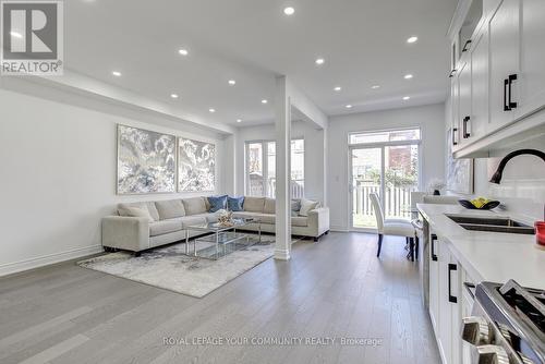 62 Laramie Crescent, Vaughan, ON - Indoor Photo Showing Kitchen With Upgraded Kitchen