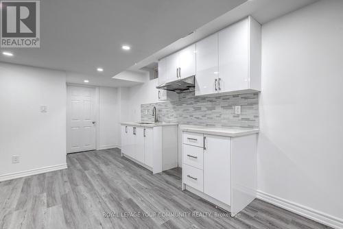 62 Laramie Crescent, Vaughan, ON - Indoor Photo Showing Kitchen