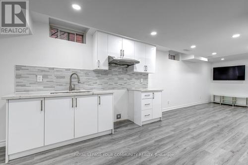 62 Laramie Crescent, Vaughan, ON - Indoor Photo Showing Kitchen