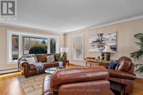 1021 Sydenham Road, Kingston (City Northwest), ON - Indoor Photo Showing Living Room