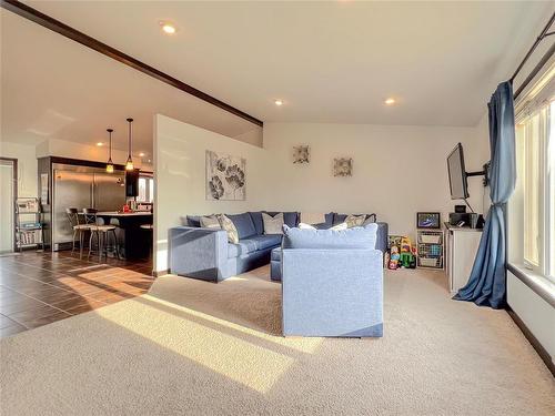 44 Kemville Crescent, Kemnay, MB - Indoor Photo Showing Living Room