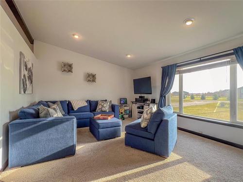 44 Kemville Crescent, Kemnay, MB - Indoor Photo Showing Living Room