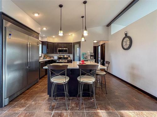 44 Kemville Crescent, Kemnay, MB - Indoor Photo Showing Kitchen With Stainless Steel Kitchen With Upgraded Kitchen