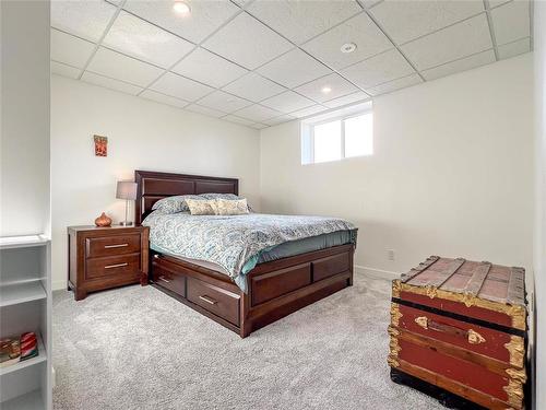 44 Kemville Crescent, Kemnay, MB - Indoor Photo Showing Bedroom