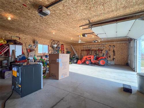 44 Kemville Crescent, Kemnay, MB - Indoor Photo Showing Garage