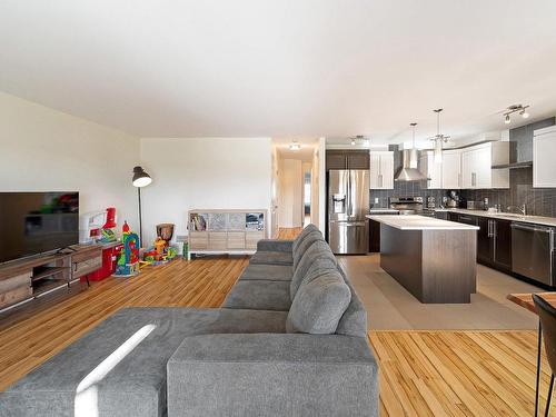 Living room - 303-760 Rue Montmartre, Mascouche, QC - Indoor Photo Showing Kitchen