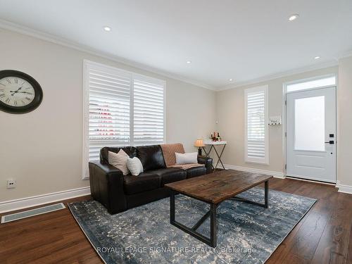 5-36 Yorkminster Rd, Toronto, ON - Indoor Photo Showing Living Room