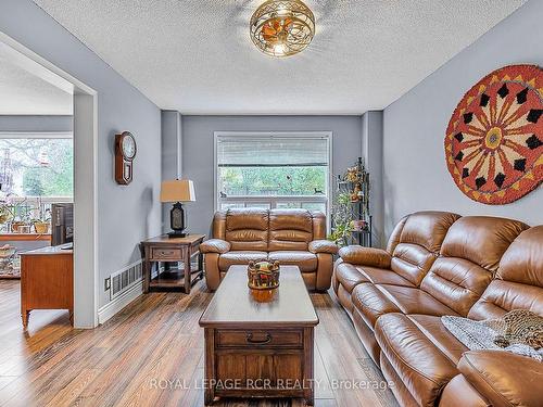 31 Cady Crt, Aurora, ON - Indoor Photo Showing Living Room