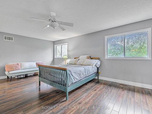 31 Cady Crt, Aurora, ON - Indoor Photo Showing Bedroom