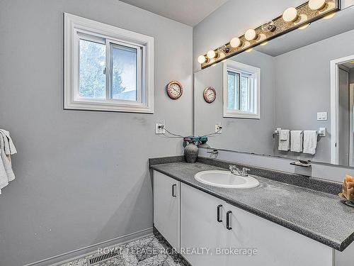 31 Cady Crt, Aurora, ON - Indoor Photo Showing Bathroom