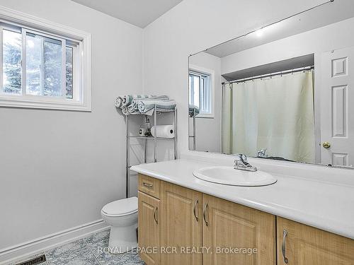 31 Cady Crt, Aurora, ON - Indoor Photo Showing Bathroom