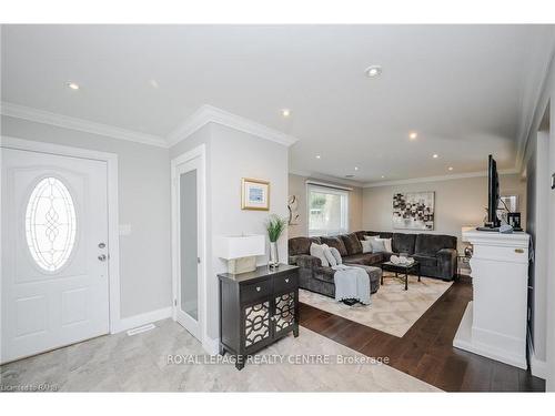 2-669 Francis Rd, Burlington, ON - Indoor Photo Showing Living Room