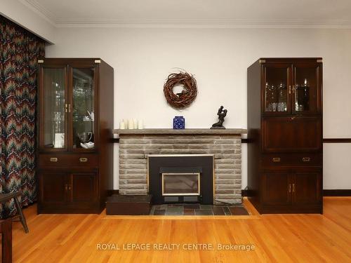 3338 Enniskillen Circ, Mississauga, ON - Indoor Photo Showing Living Room With Fireplace