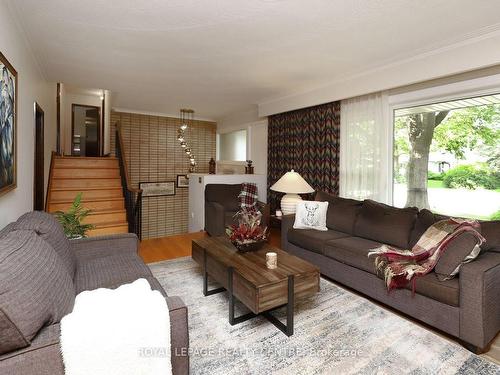 3338 Enniskillen Circ, Mississauga, ON - Indoor Photo Showing Living Room