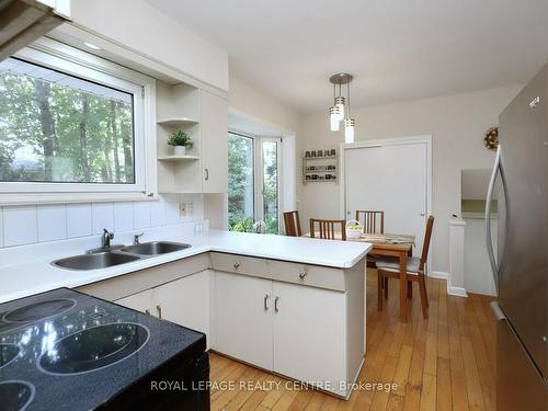 3338 Enniskillen Circ, Mississauga, ON - Indoor Photo Showing Kitchen With Double Sink