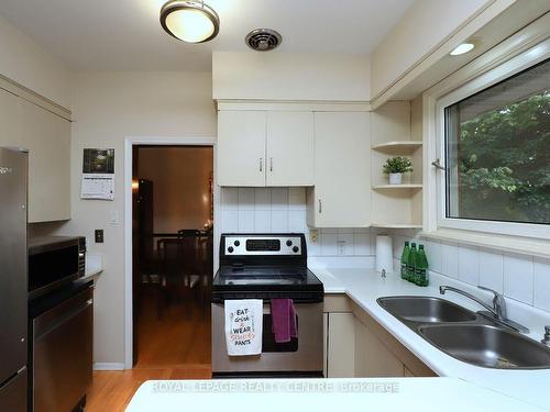 3338 Enniskillen Circ, Mississauga, ON - Indoor Photo Showing Kitchen With Double Sink