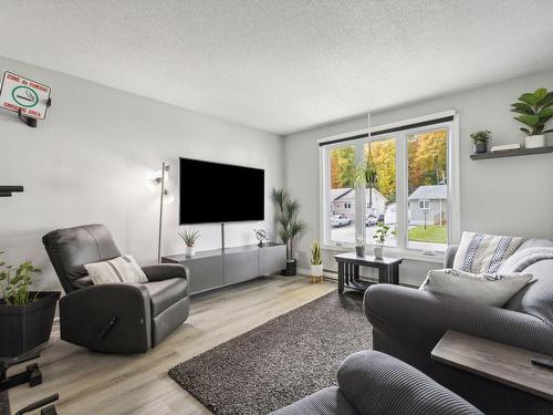 Living room - 49 Rue Walker, Gatineau (Buckingham), QC - Indoor Photo Showing Living Room