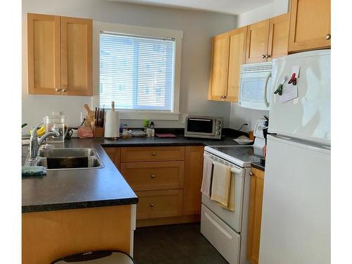 22-111 20Th St, Courtenay, BC - Indoor Photo Showing Kitchen With Double Sink