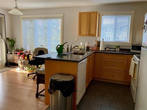 22-111 20Th St, Courtenay, BC - Indoor Photo Showing Kitchen