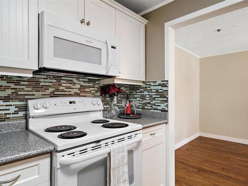 105-1560 Hillside Ave, Victoria, BC - Indoor Photo Showing Kitchen