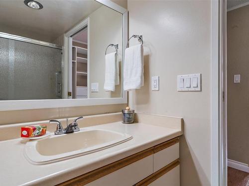 105-1560 Hillside Ave, Victoria, BC - Indoor Photo Showing Bathroom