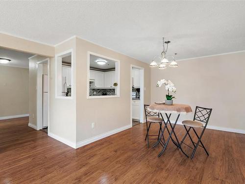 105-1560 Hillside Ave, Victoria, BC - Indoor Photo Showing Dining Room