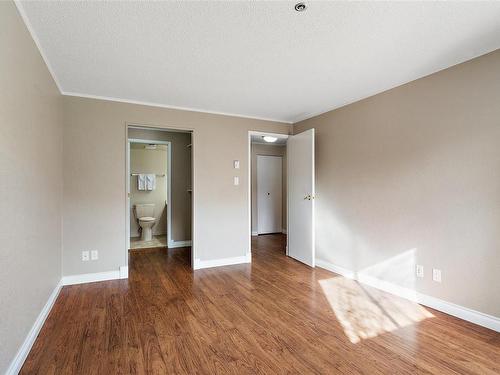 105-1560 Hillside Ave, Victoria, BC - Indoor Photo Showing Kitchen With Double Sink