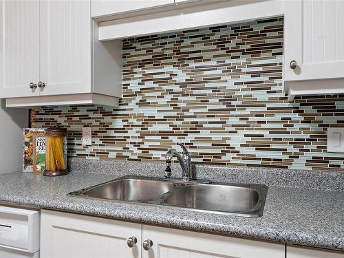 105-1560 Hillside Ave, Victoria, BC - Indoor Photo Showing Kitchen With Double Sink