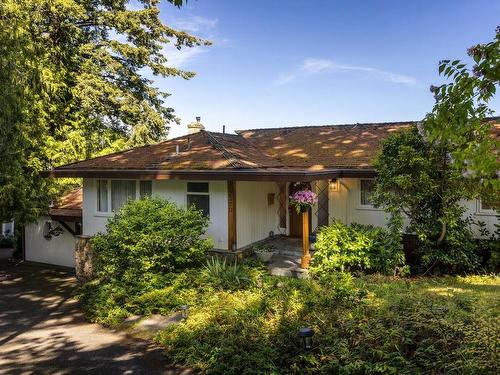 2320 Arbutus Rd, Saanich, BC 