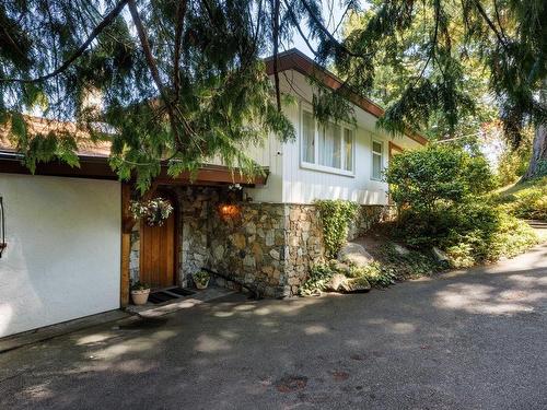 2320 Arbutus Rd, Saanich, BC 